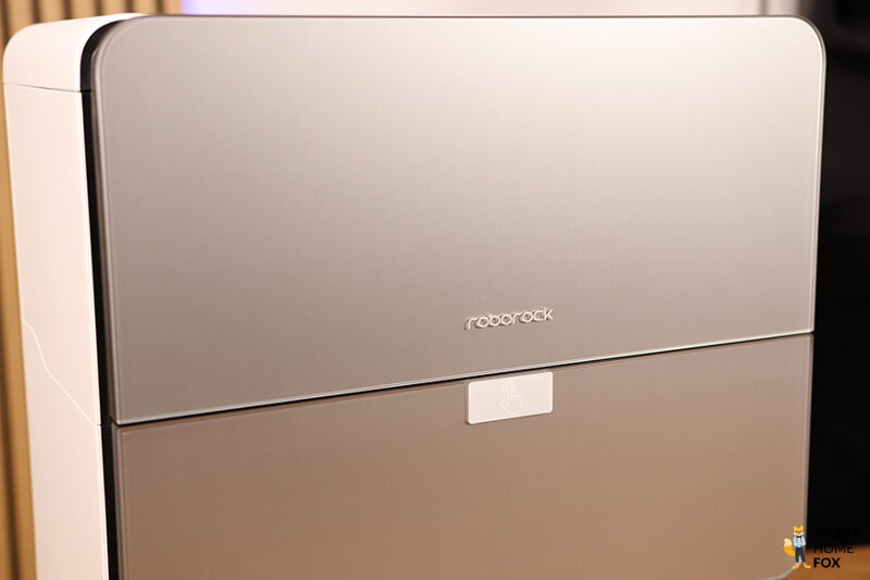 Die hochwertige Verarbeitung des Roborock Saros 10 ist zu sehen.